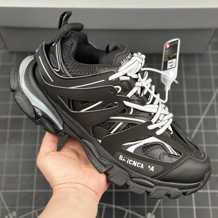 Balenciaga VG tra sneaker